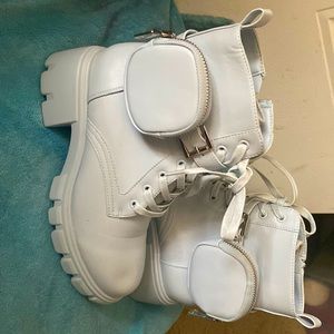 I’m selling some light blue boots size 8.5 from shoe dazzle they were worn twice